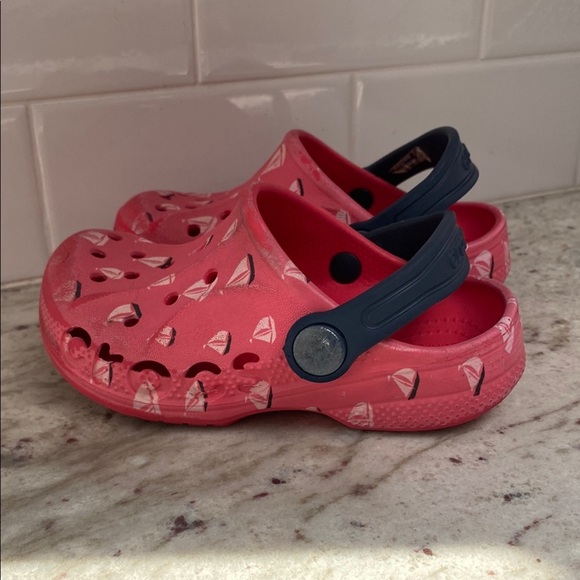 Crocs toddler girl size 9 
Good condition - Picture 1 of 7